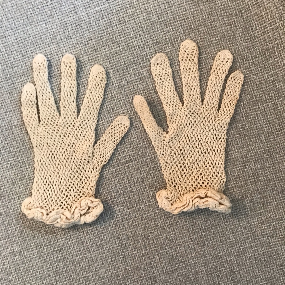 Child’s vintage crochet gloves